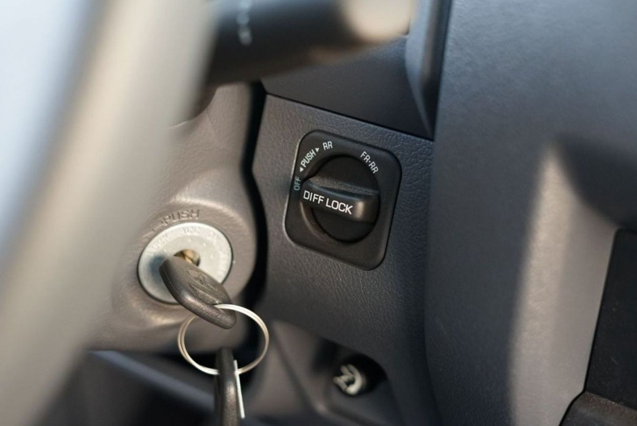 Toyota Land Cruiser Pick Up DIESEL Double Cab Pick Up 1HZJ 4.2Ltr.  DIFFERENTIAL LOCK ,POWER WINDOW CENTER LOCK , 11 LEAF