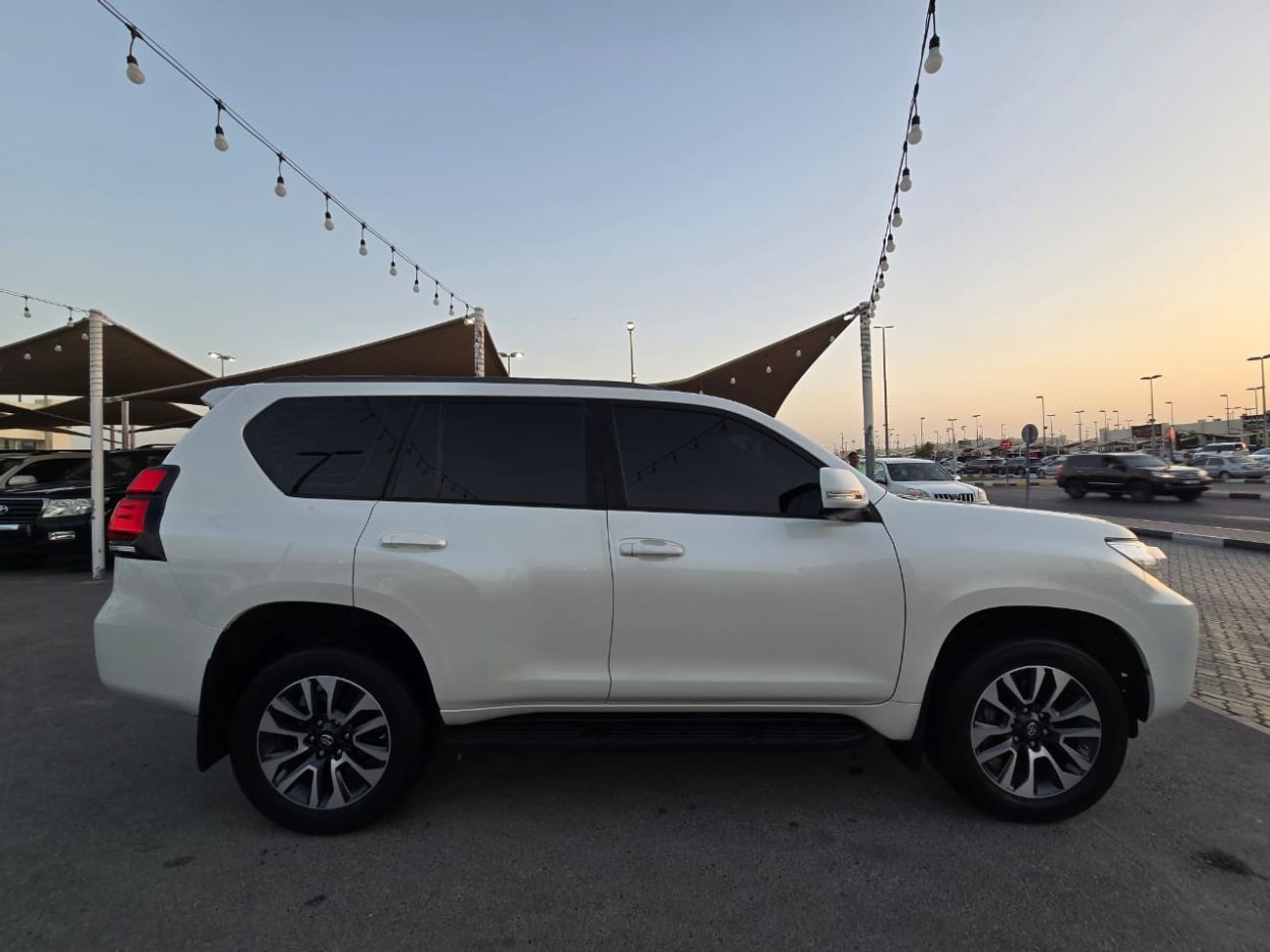 Toyota Prado GXR 4.0L 4WD TOYOTA PRADO 2023 GCC V6 ENGINE 4.0L clean car without accident without paint same like