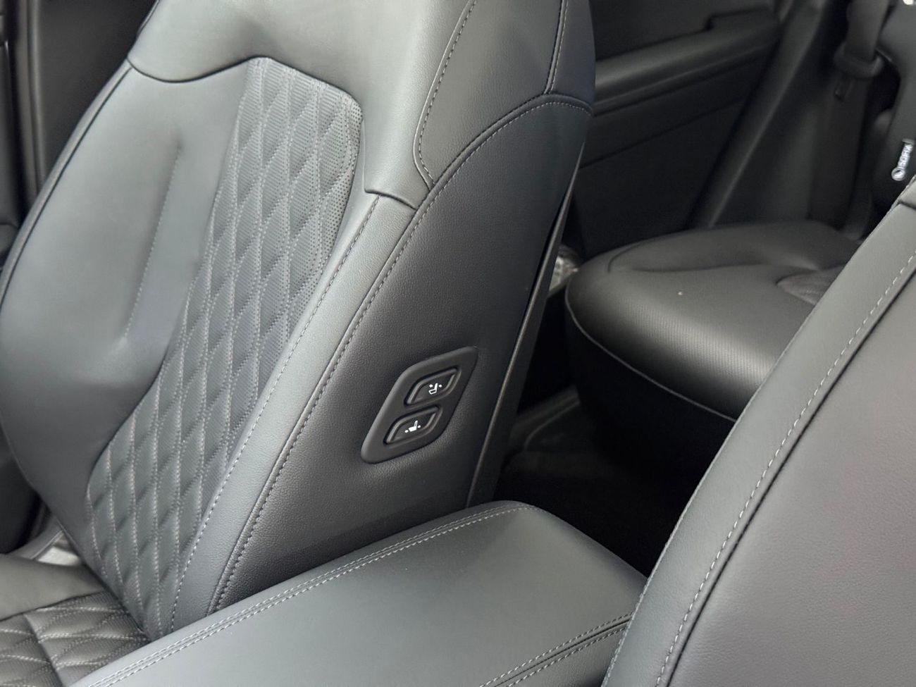 كيا سبورتيج 2.0L Petrol Turbo 4WD 2025 Export Price @ 90,000 AED