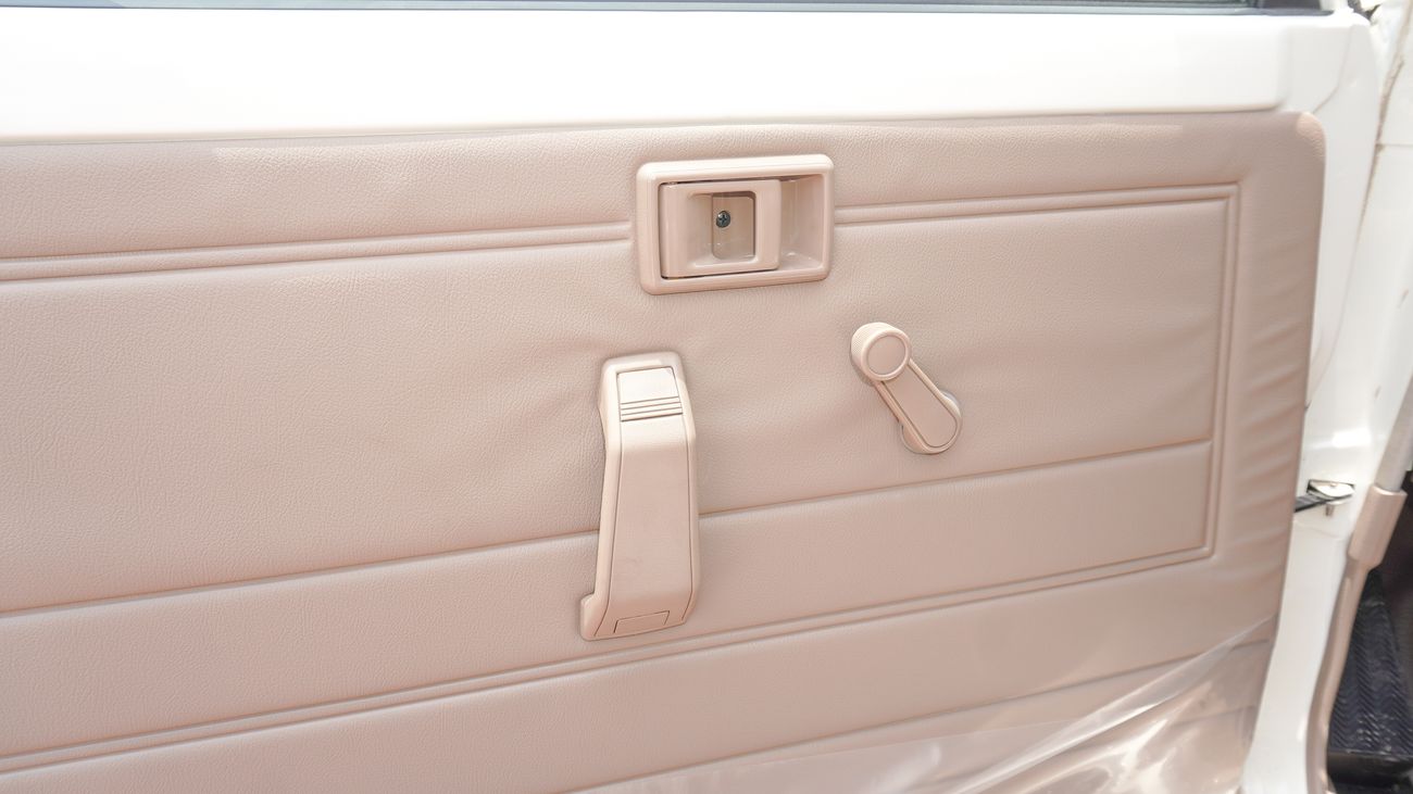 Toyota Land Cruiser 70 4.0L V6 M/T