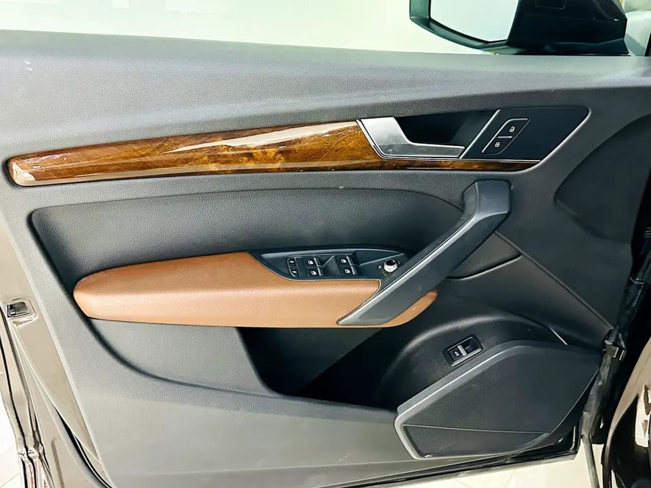 أودي Q5 45 TFSI Quattro Design 2.0L