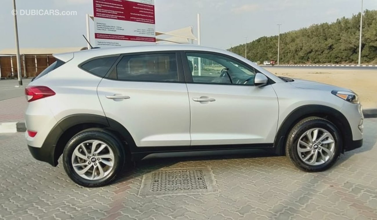 Hyundai Tucson SE - Very Clean Car