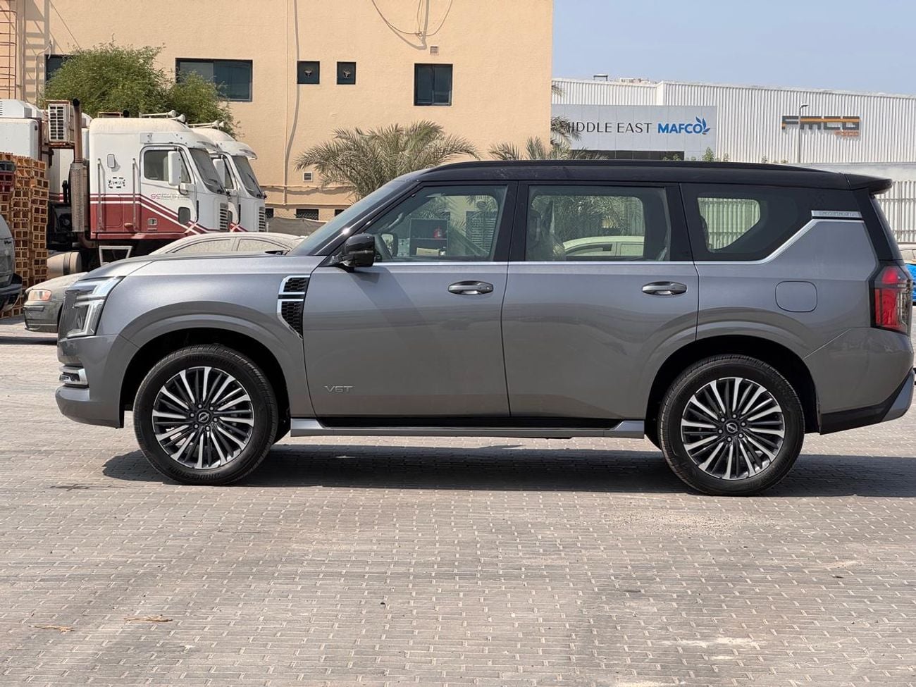 نيسان باترول LE بلاتينيوم سيتي (الخارج: رمادي + سقف أسود، الداخل: عنابي)