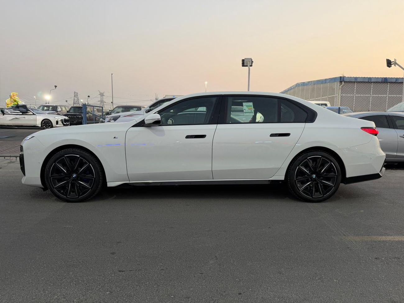 BMW 760i XDRIVE AUTOMATIC TRANSMISSION ( FOR RE EXPORT OUTSIDE GCC COUNTRIES )