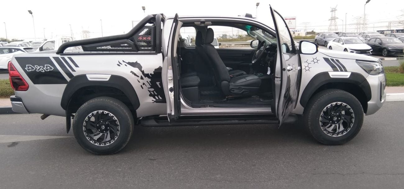 Toyota Hilux Smart cab SR5 2.8CC diesel manual