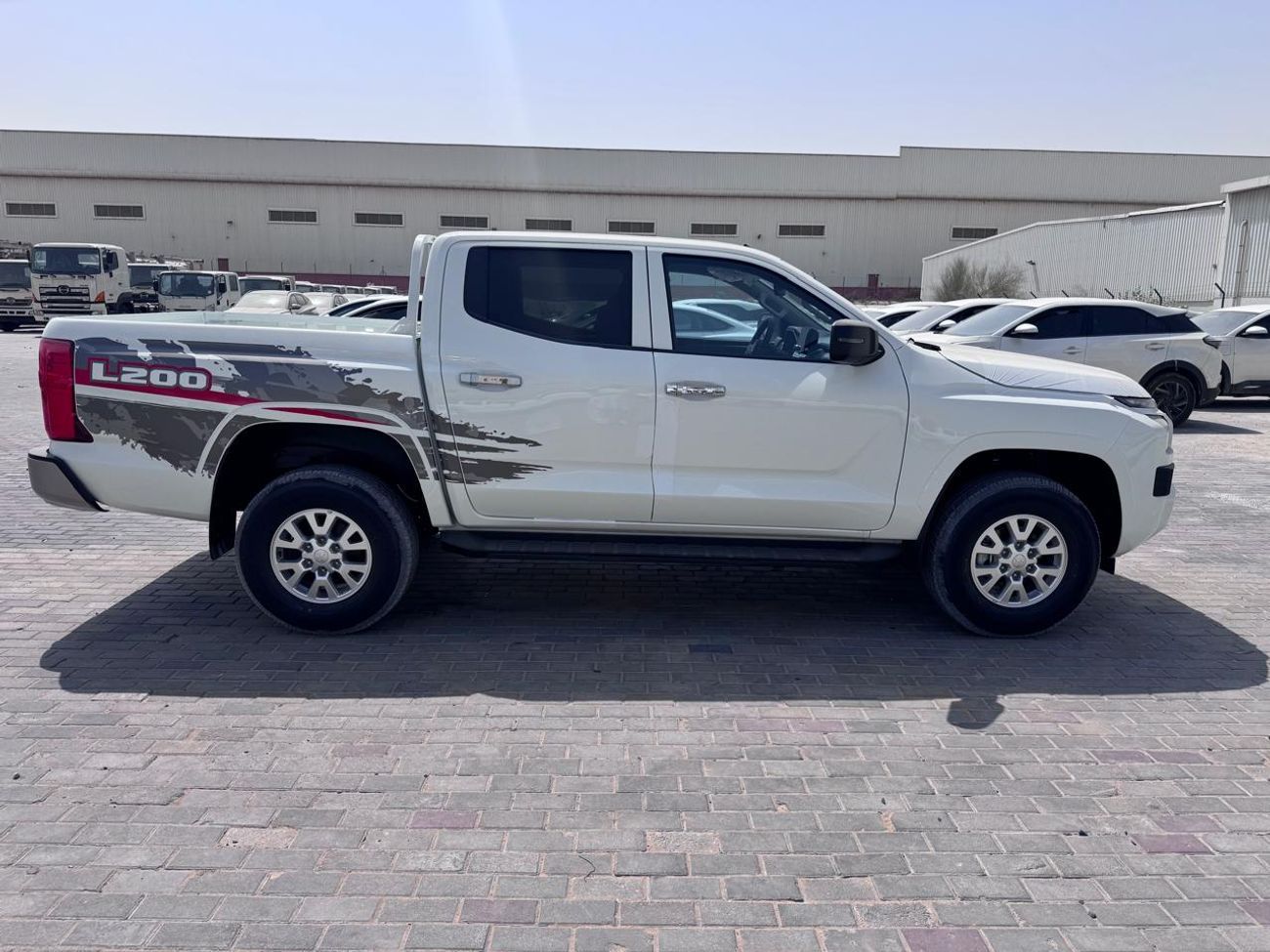 ميتسوبيشي L200 MITSUBISHI L200 Petrol Double Cabin 4WD 5MT 2.5L GLX -FULL OPTION_White