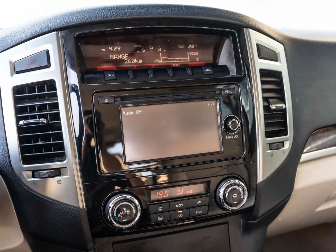 ميتسوبيشي باجيرو GLS Base 3.5L (7 Seater)