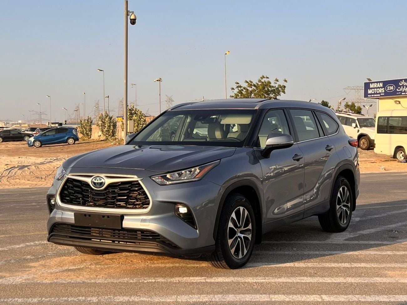تويوتا هايلاندر  2022 Toyota Highlander Hybrid Full Option Gcc -2.5L V4 - Rear Camera & Sensor - Leather Seat - S