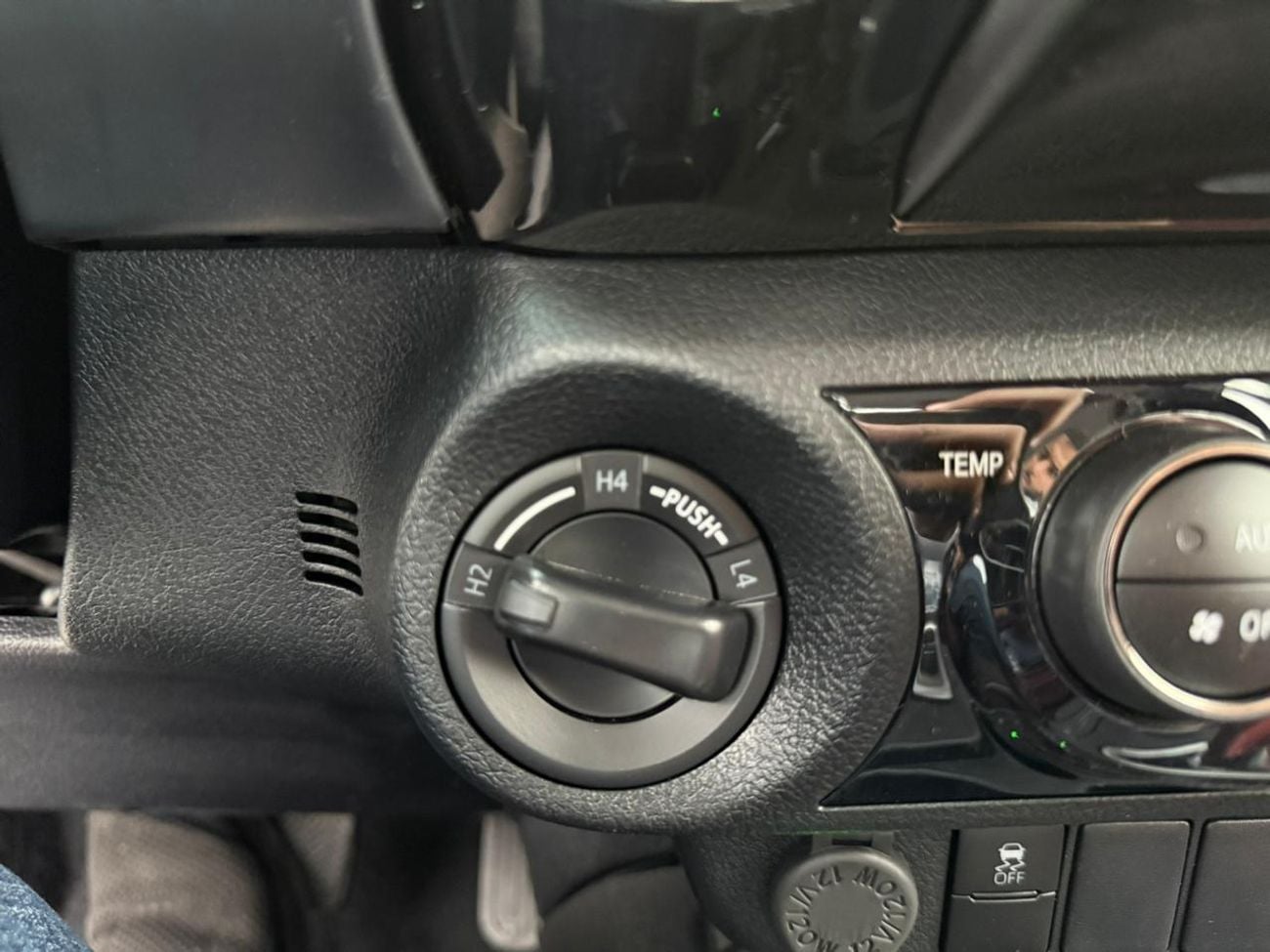 تويوتا هيلوكس TOYOTA HILLUX OMANI SPEC 2.7L WITH COMPRESSOR 2026 MODEL