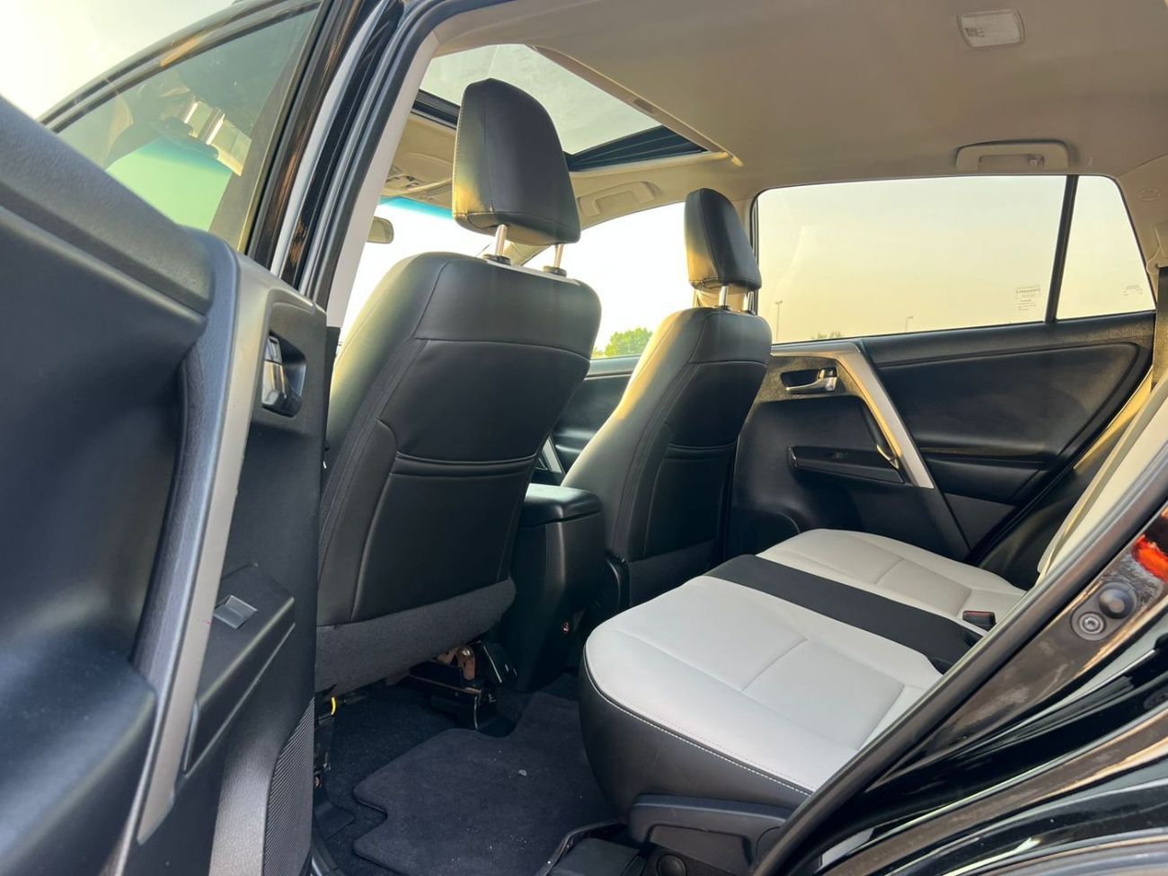 Toyota RAV4 2018 XLE - 2.5L V4-RearCam-AWD 4x4 - Push Start - Leather seat Sunroof