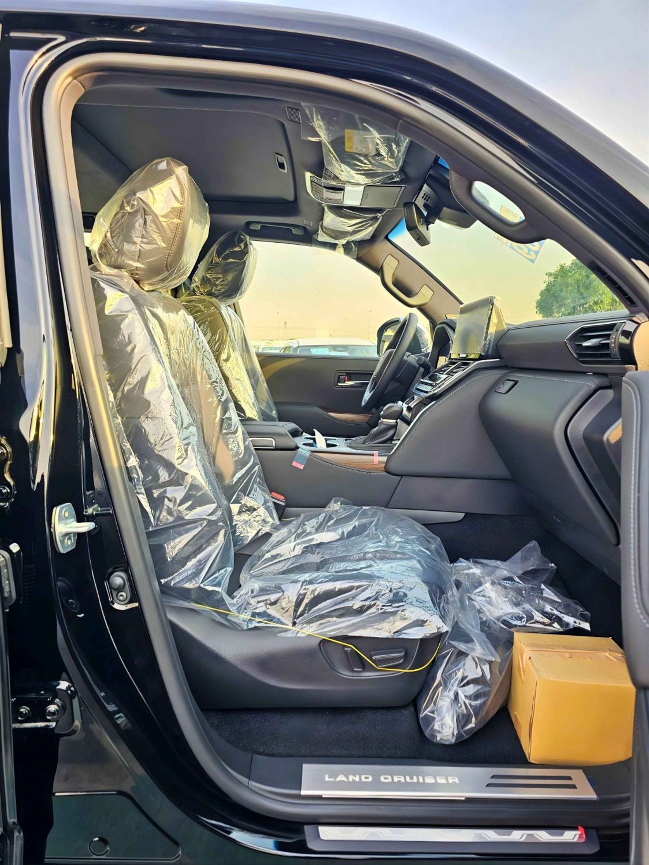 تويوتا لاند كروزر VX HYBRID / 3.5L V6 PETROL / RADAR / BIG DVD / JBL SPKRS / COOL BOX / LETAHER WITH MEMORY SEATS (COD