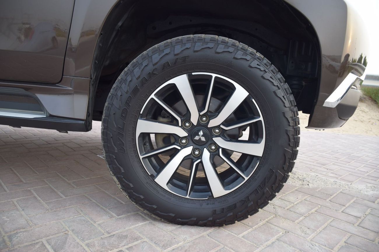 ميتسوبيشي باجيرو سبورت 4x4 Diesel 2.4L ( Right Hand )