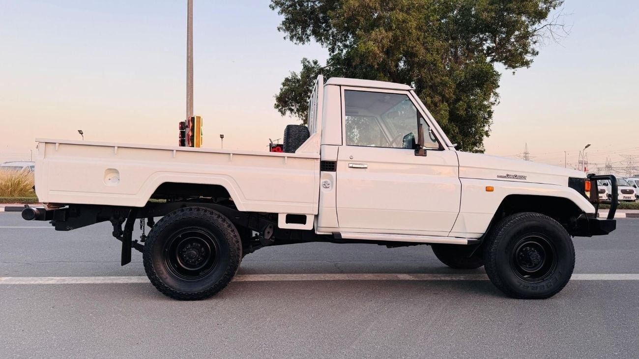 Toyota Land Cruiser Pick Up SINGLE CABIN | RHD | BULL BAR | 4.2L DIESEL ENGINE | MANUAL TRANSMISSION | 1995