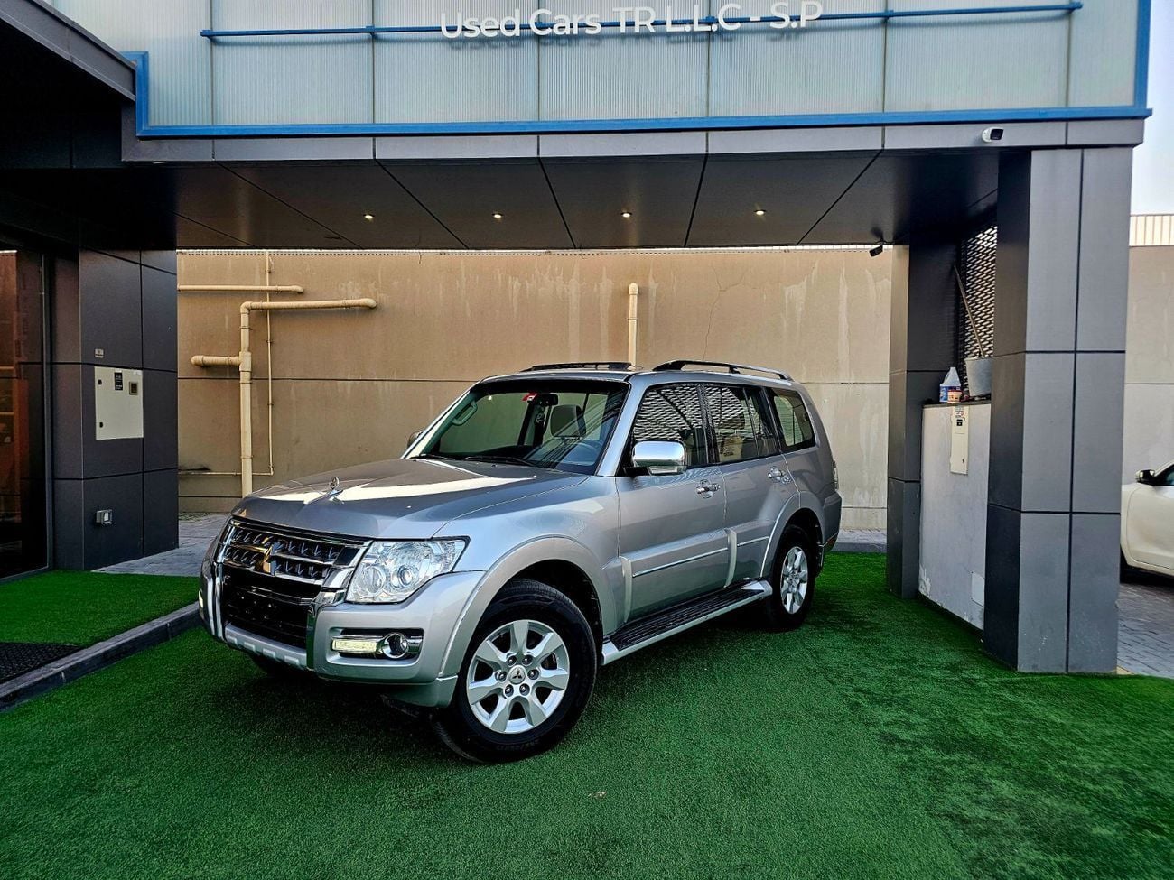 ميتسوبيشي باجيرو GLS / SUNROOF/ LEATHER / ORIGINAL PAINT/ LOW MILEAGE / SINGLE OWNER
