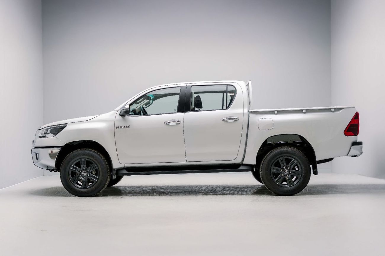 تويوتا هيلوكس Double Cab 2.7L - Super White Inside Maroon | Export Only