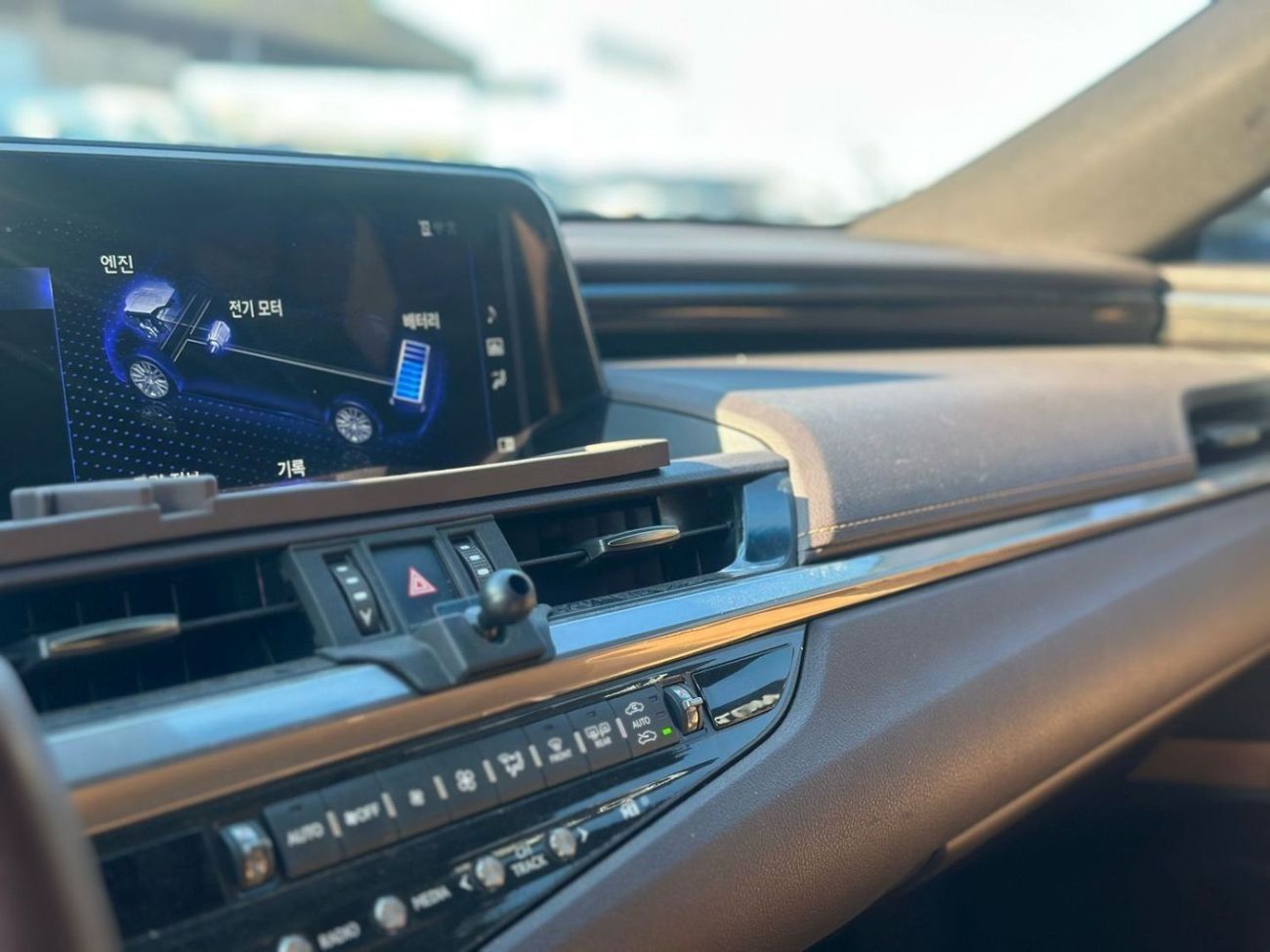 Lexus ES300h Hybrid 2.5L (214 HP)