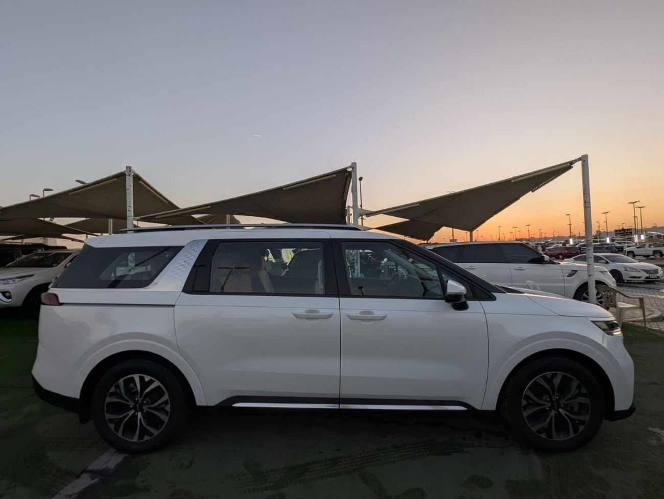 Kia Carnival GDI L 3.5L Kia Carnival 2021 GCC 6 cylinder engine 3.5L clean car without accident without paint ava