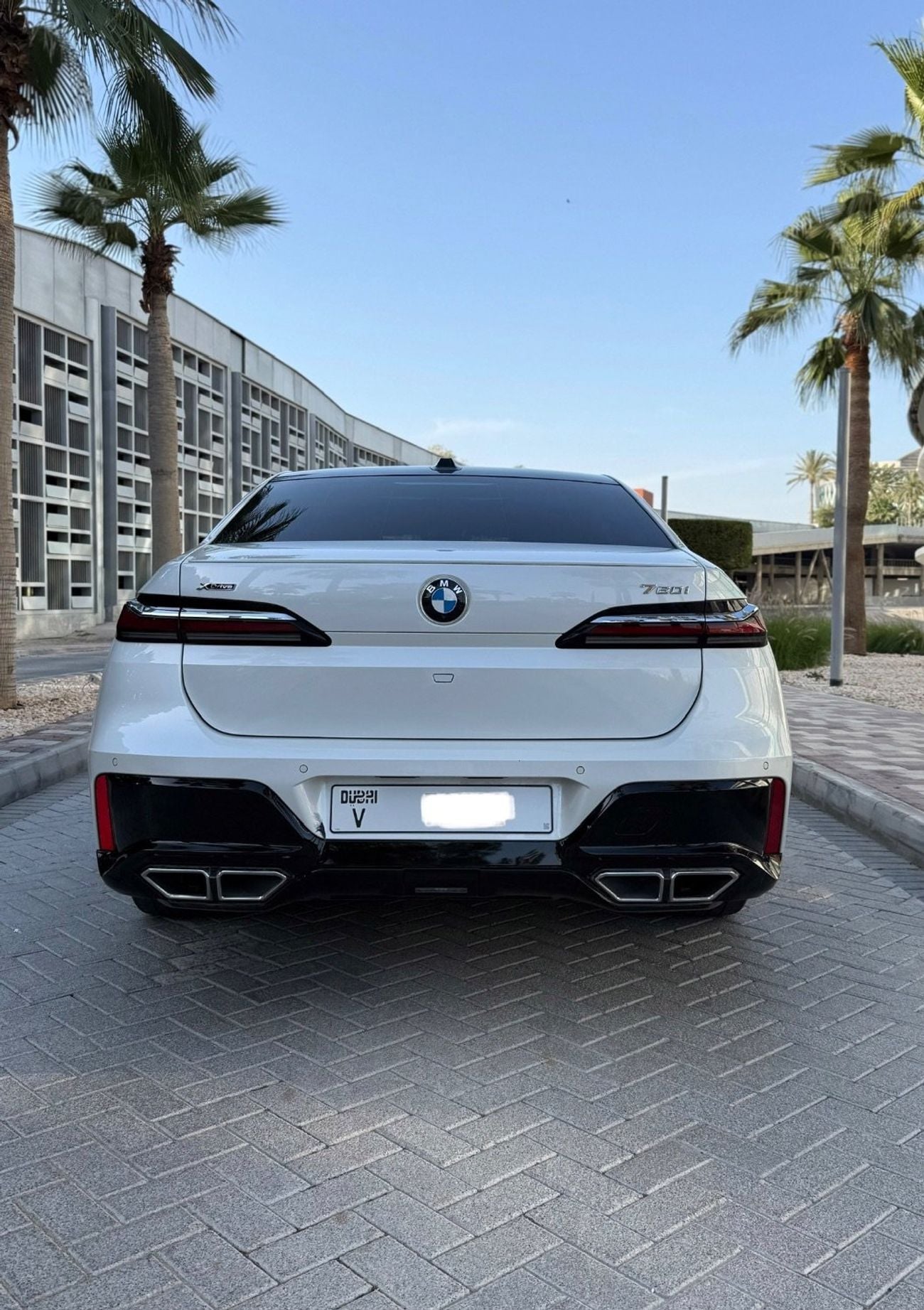 بي أم دبليو M760Li