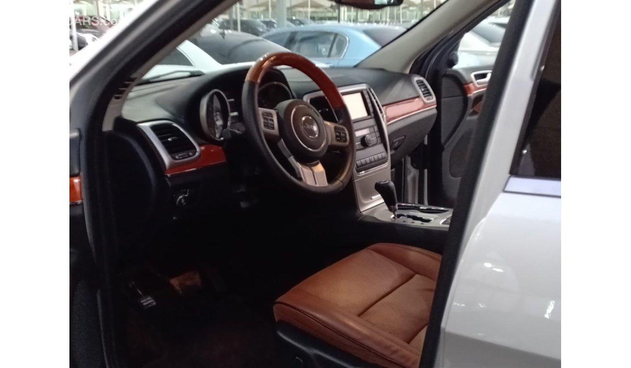 Jeep Grand Cherokee model 2012 GCC car prefect condition no need any maintenance full option full ser