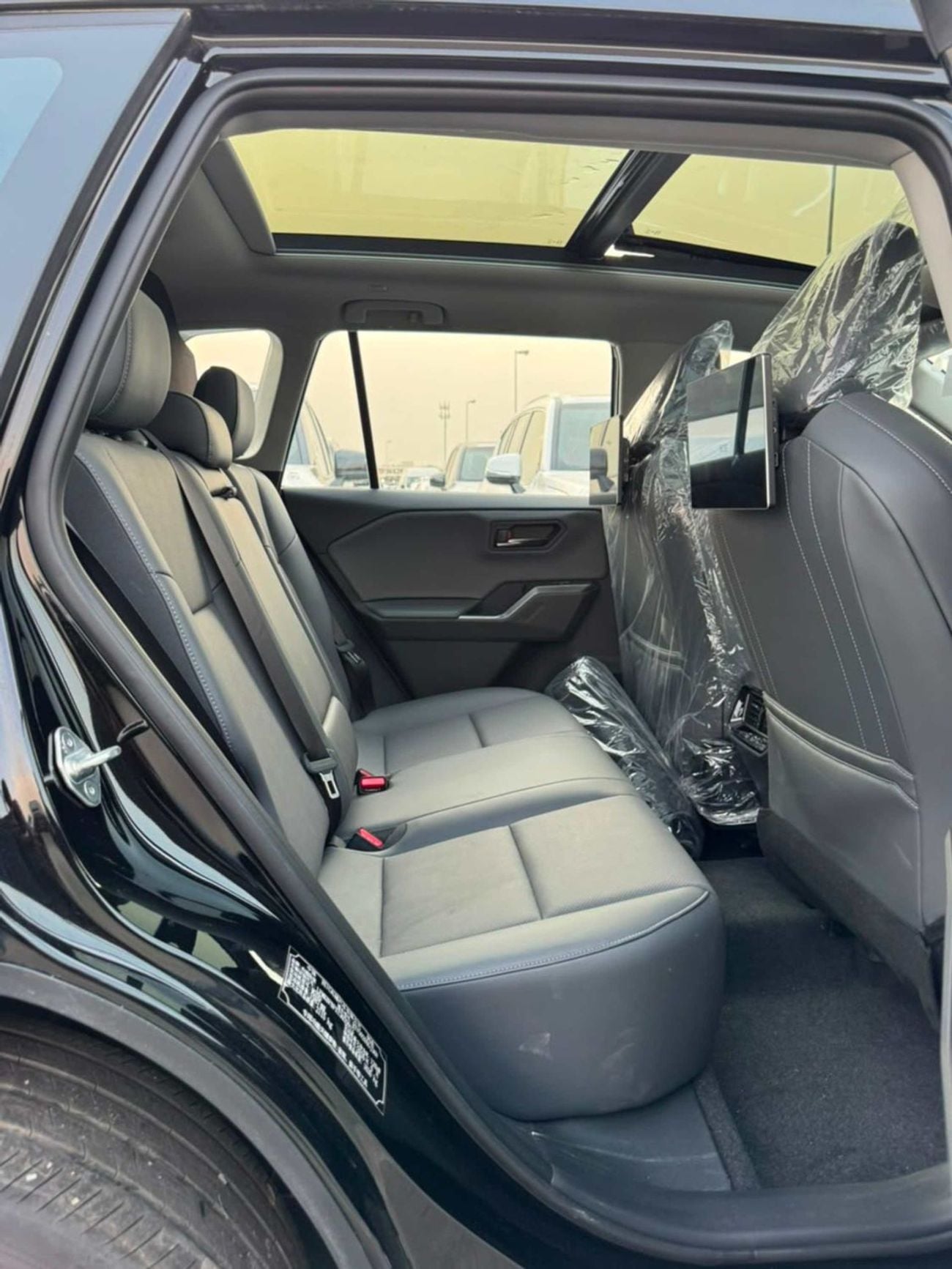 Toyota RAV4 LUXURY HEV (NON GCC) LUXURY || 2.0L PETROL V4 | RADAR | PANORAMIC ROOF | REAR ENTERTAINMENT SCREEN | FULL OPTION (CODE #