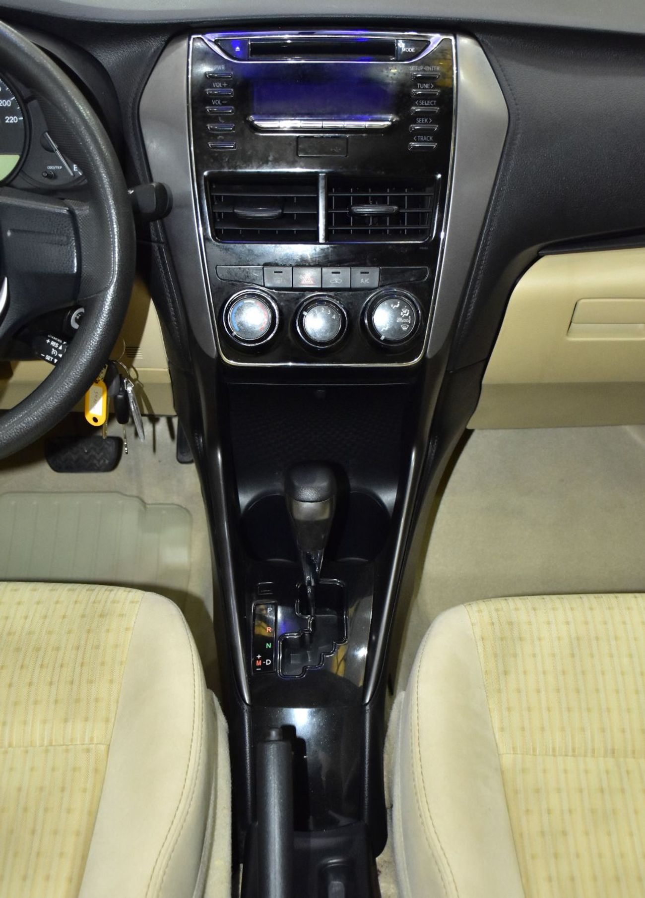 تويوتا يارس EXCELLENT DEAL for our Toyota Yaris 1.5L ( 2022 Model ) in Silver Color GCC Specs