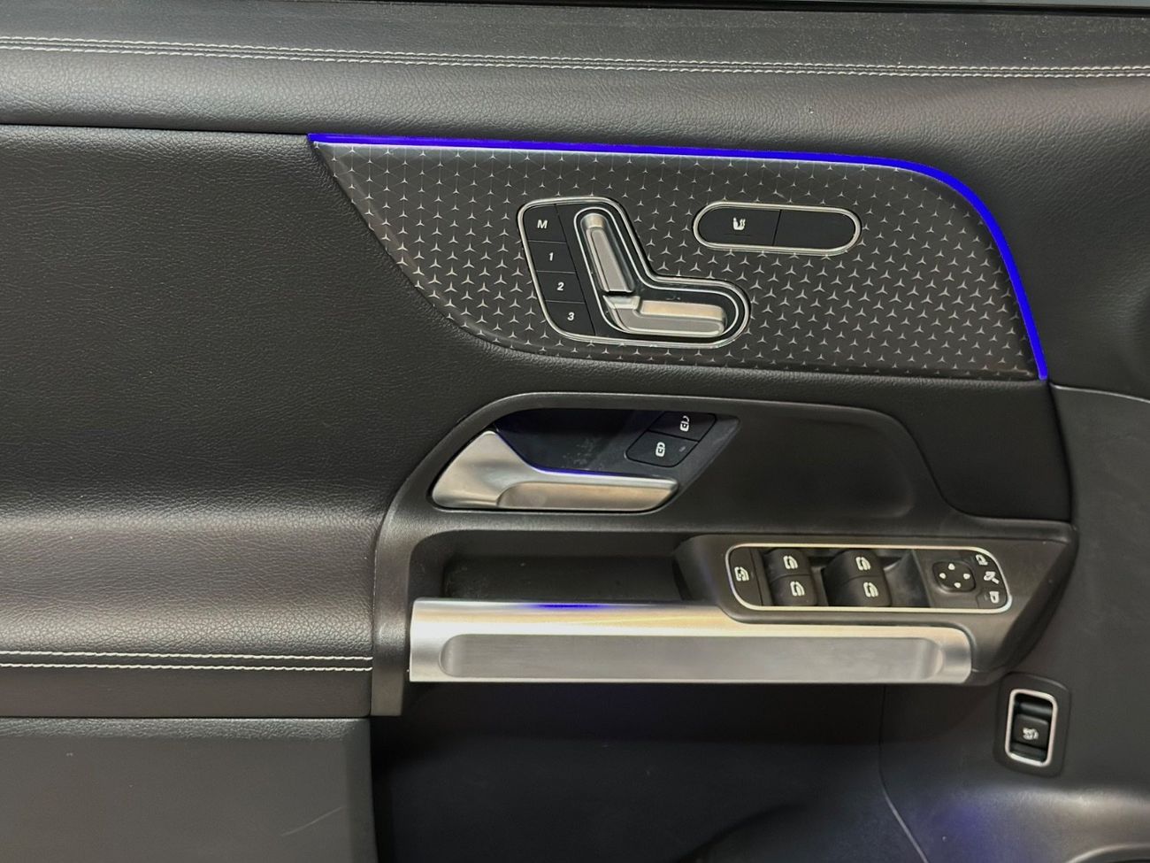 مرسيدس بنز GLB 250 4MATIC 2.0L (221 HP) MERCEDES-BENZ GLB250 4MATIC | 2024 | FULL OPTIONS | VERY GOOD CONDITIONS