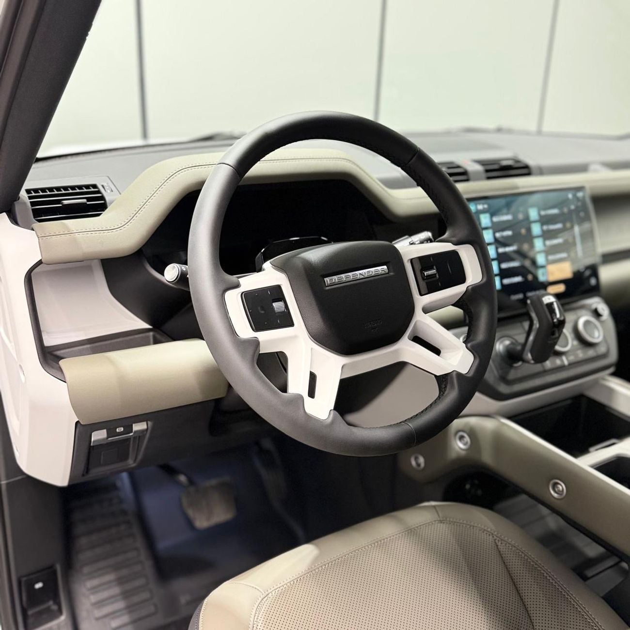 Land Rover Defender 4 Cylinder | GCC | Warranty & Service contract