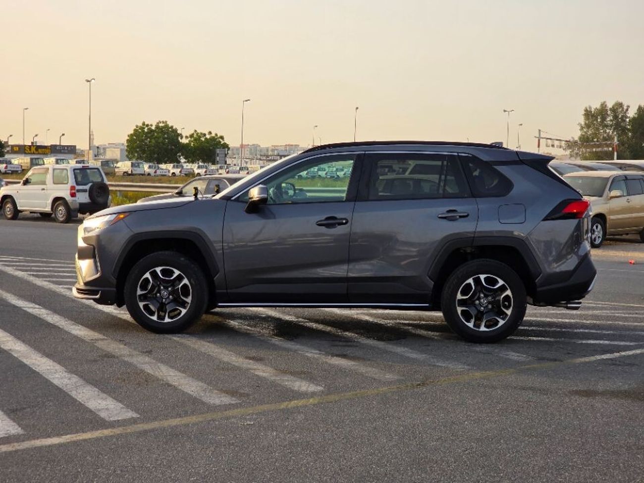 تويوتا راف ٤ 2024 Model Full option 4x4 , sunroof,  leather seats and trunk automatic