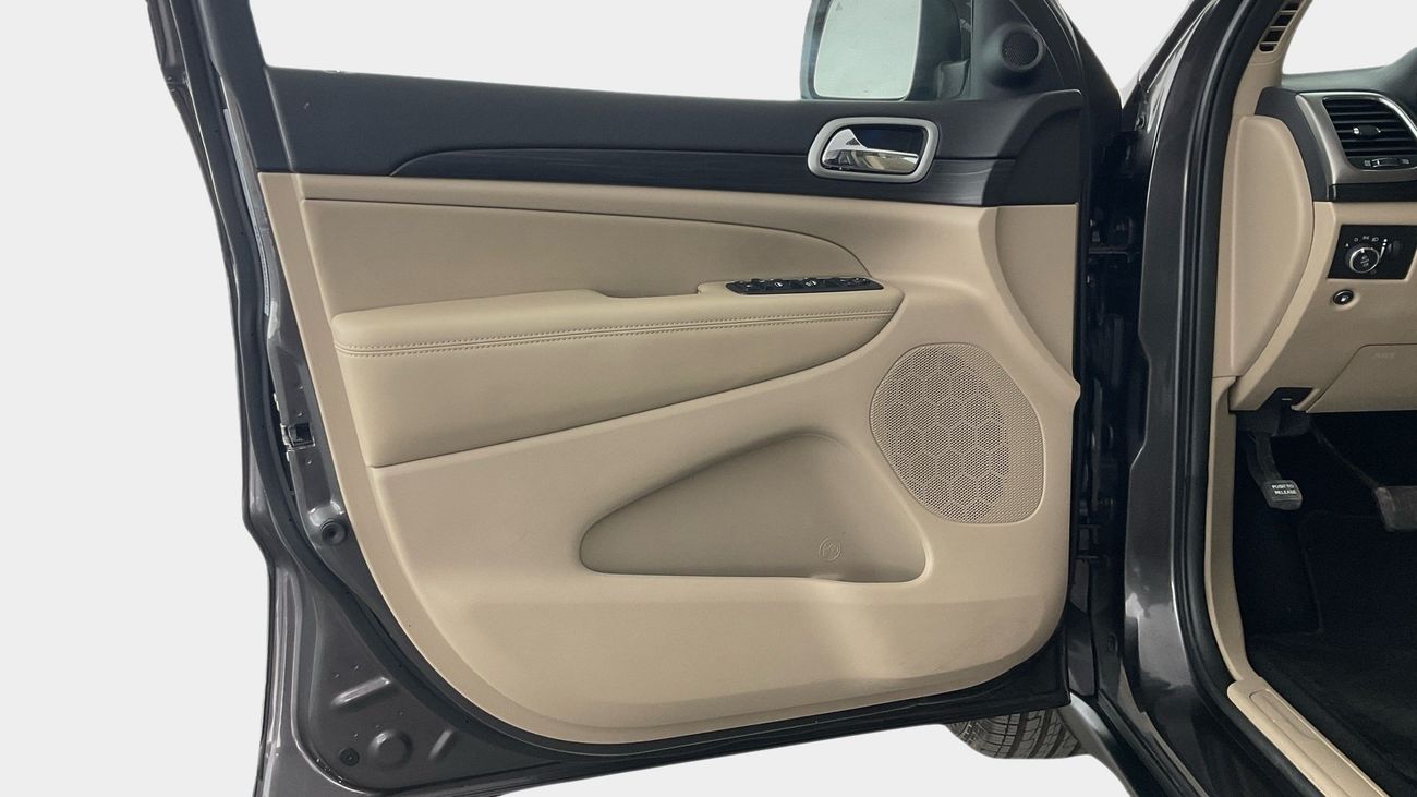 جيب جراند شيروكي Laredo | upto AED 20,000 Ramadan Discount | شامل الضمان | 0 ﺪﻔﻋﺓ ﺃﻮﻟﻯ