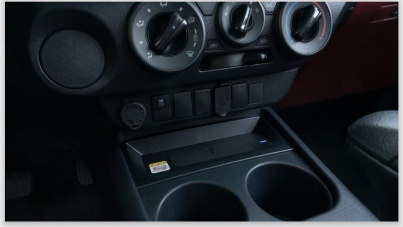 تويوتا هيلوكس HILUX 2.7 DC A/T 4X2, 2025 WHITE INSIDE MAROON