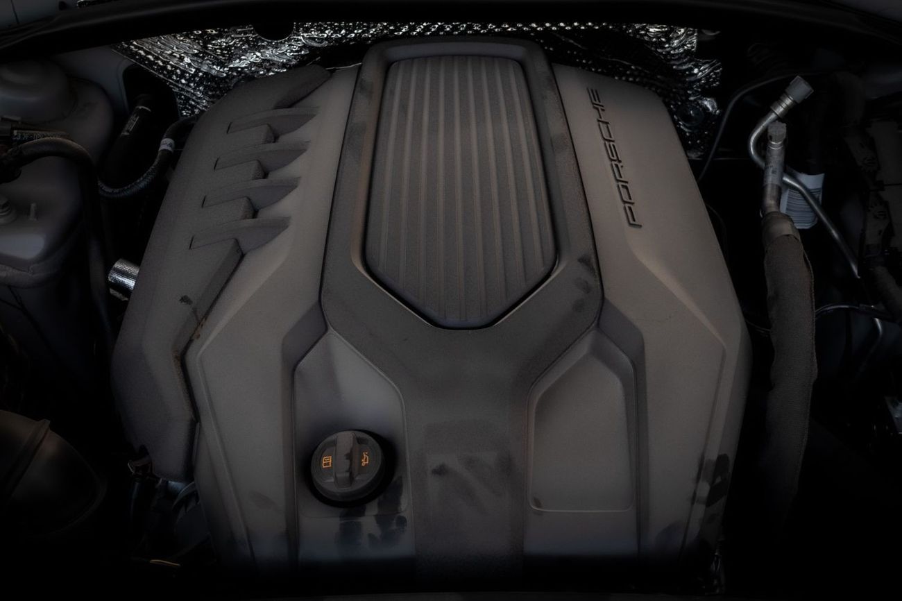 Porsche Macan Std 2.0L (252 HP) Porsche Macan 2024 GCC under Agency Warranty with Flexible Down-Payment.