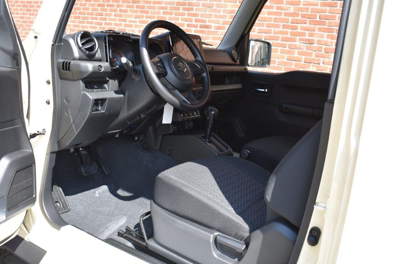 سوزوكي جيمني GL . 1.5L . 4 Cyl . 4-Speed Automatic . Petrol . 4WD . 5 Seats . 3 Door