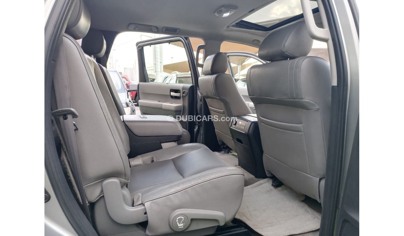 تويوتا سيكويا موديل 2009 لون سيلفر رقم واحد فتحة مثبت سرعة تحكم بحالة ممتازة لاتحتاج لأى مصاريف