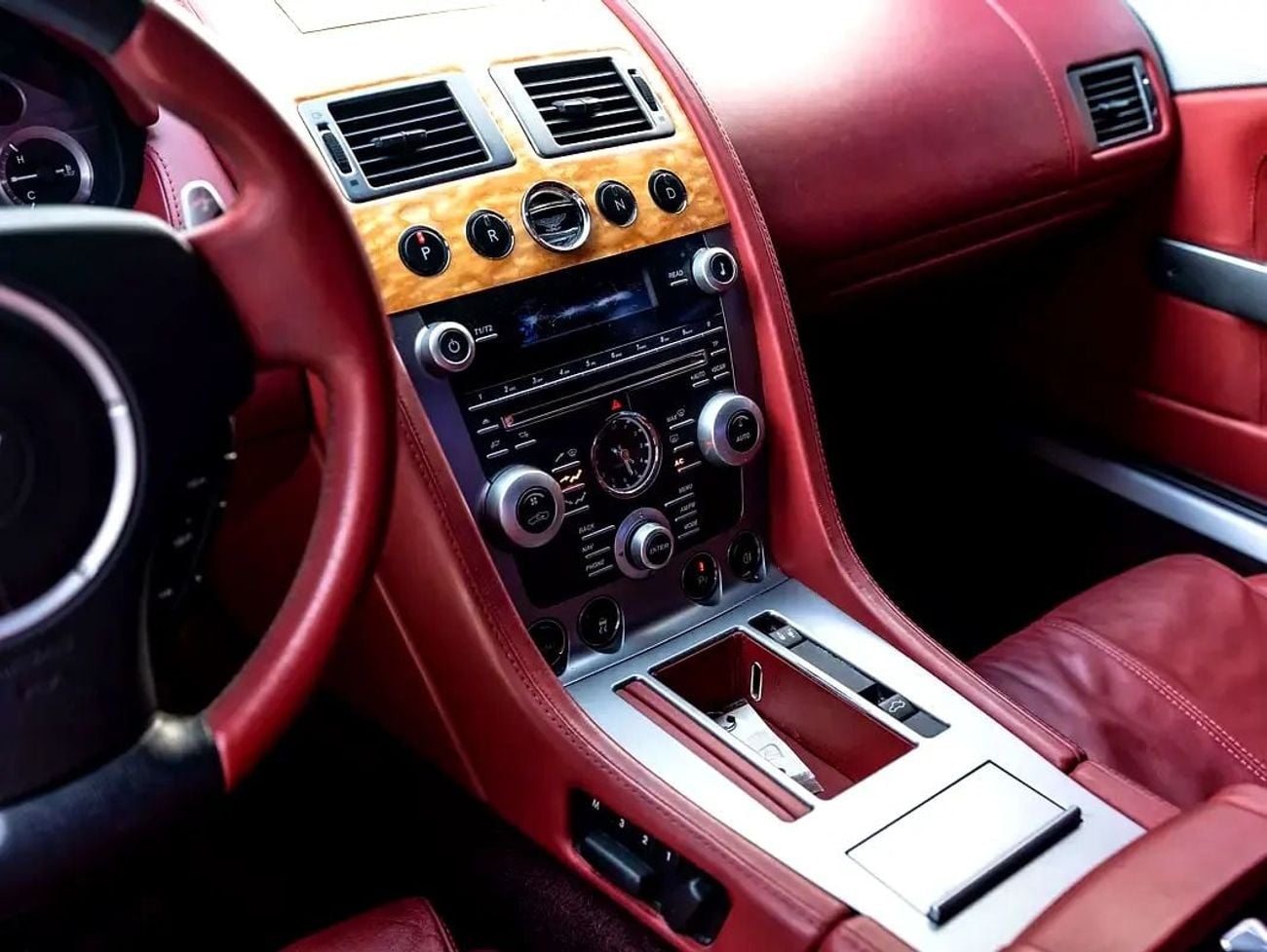 Aston Martin DB9 STD Aston Martin DB9 2010