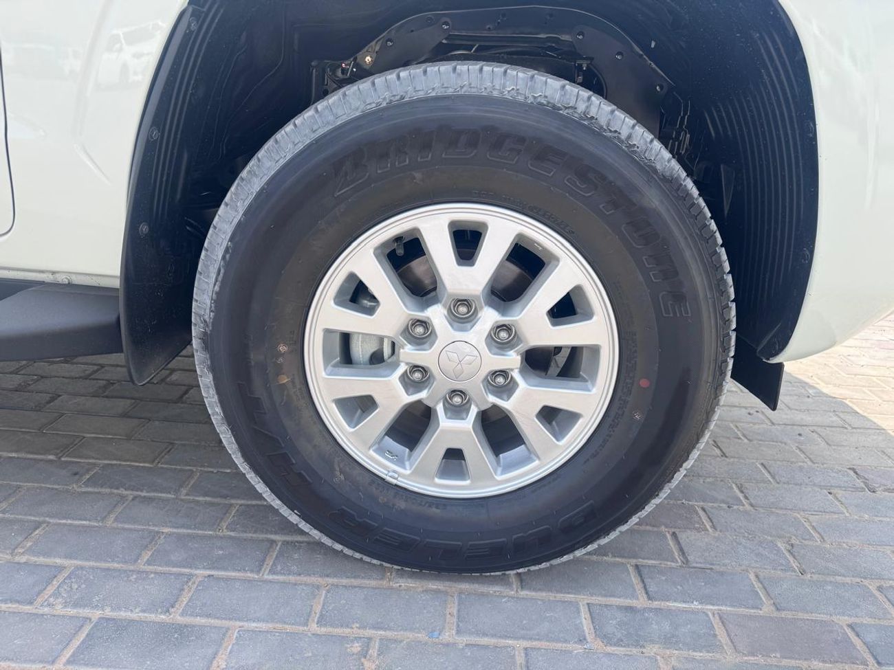 ميتسوبيشي L200 MITSUBISHI L200 Petrol Double Cabin 4WD 5MT 2.5L GLX -FULL OPTION_White