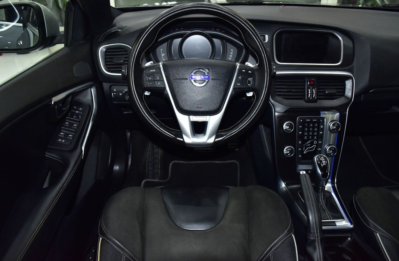 فولفو V40 EXCELLENT DEAL for our Volvo V40 T5 ( 2016 Model ) in Grey Color GCC Specs