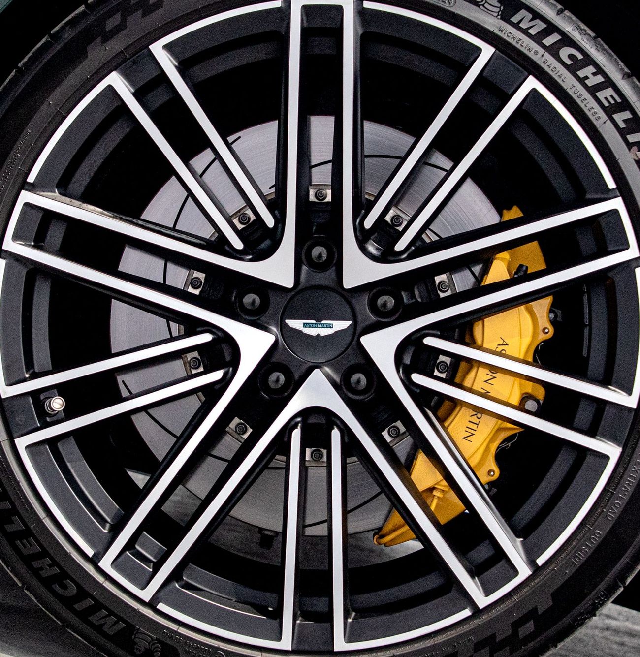 أستون مارتن DB12