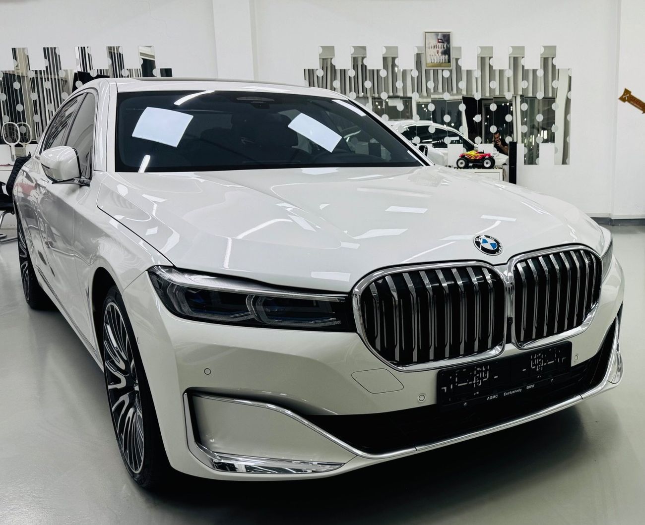بي أم دبليو 750Li xDrive 4.4L (523 HP)