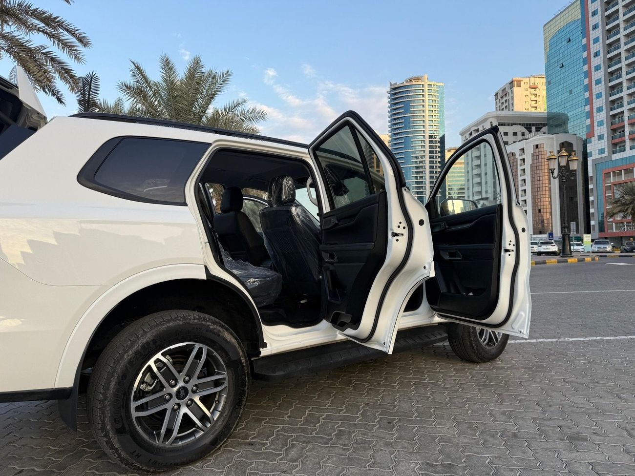 فورد ايفرست Trend 2.0 Liter Bi- Turbo Right Hand Drive