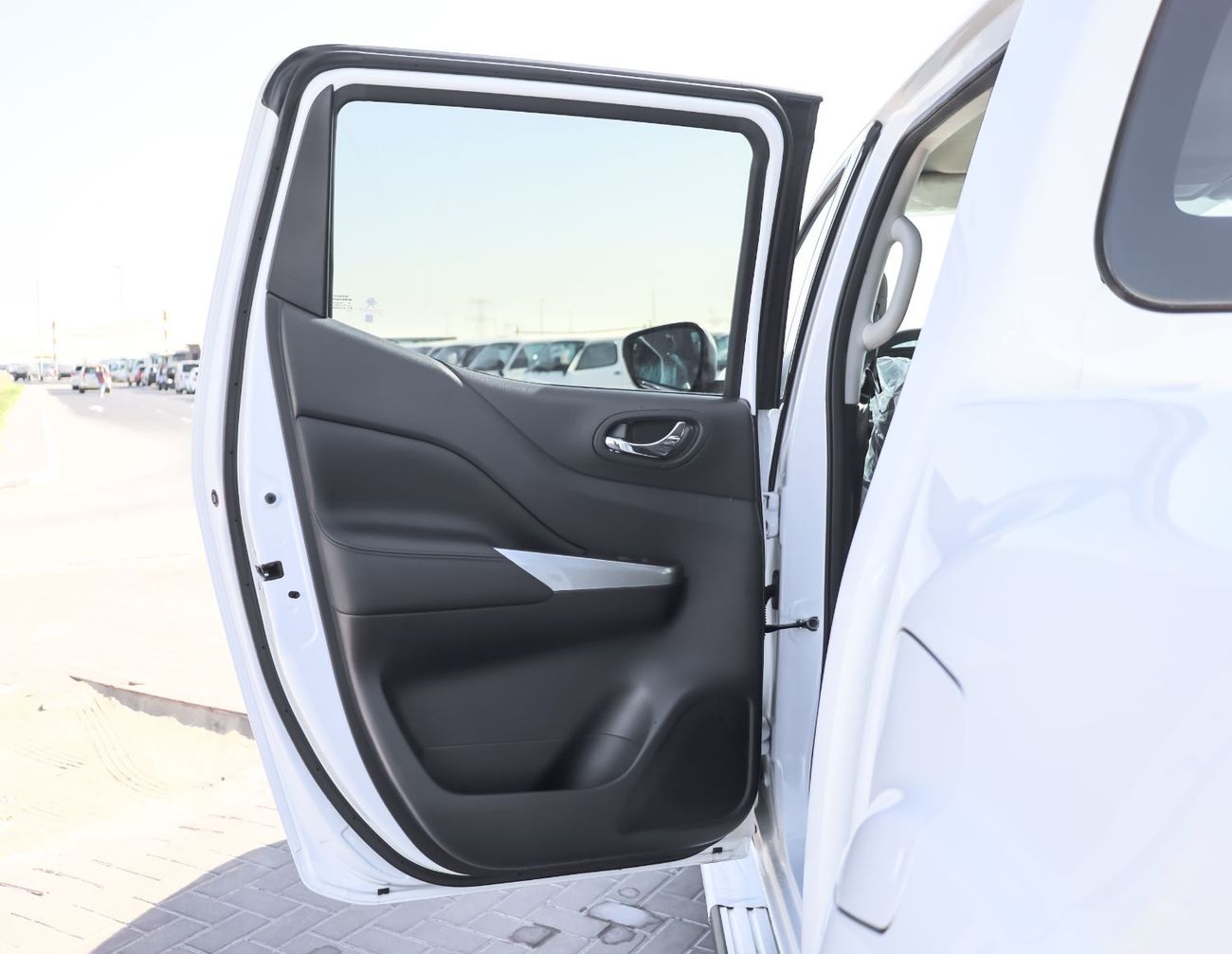 نيسان نافارا LE Petrol 2.5L 4x4 MT DC Plus 2025 / Incomparable Prices / Book Now!