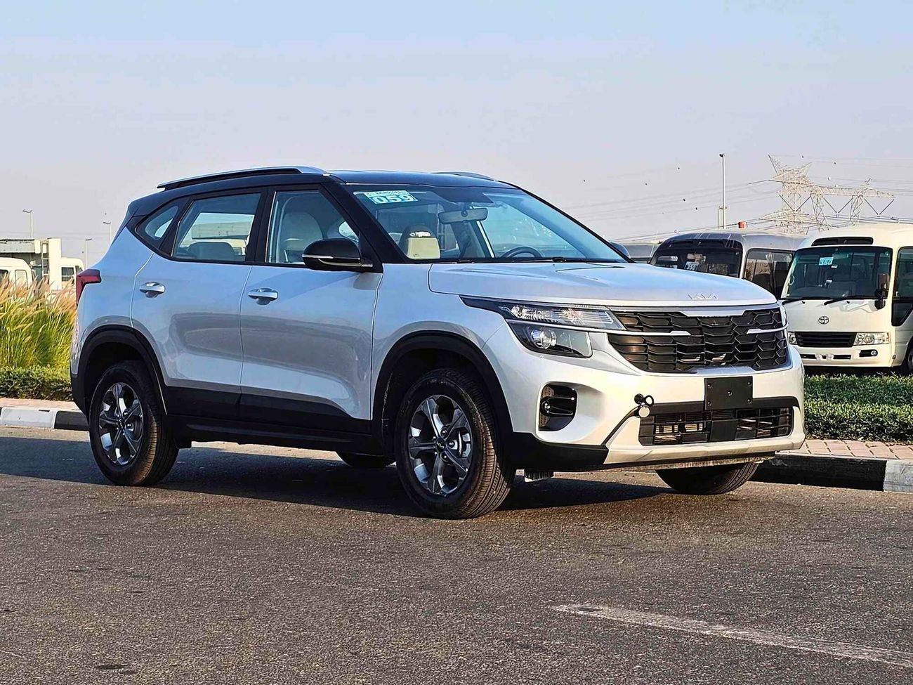 Kia Seltos DUAL TONE, 1.5L V4 PETROL, WITHOUT SUNROOF, DVD+ CAMERA (CODE # 68091)