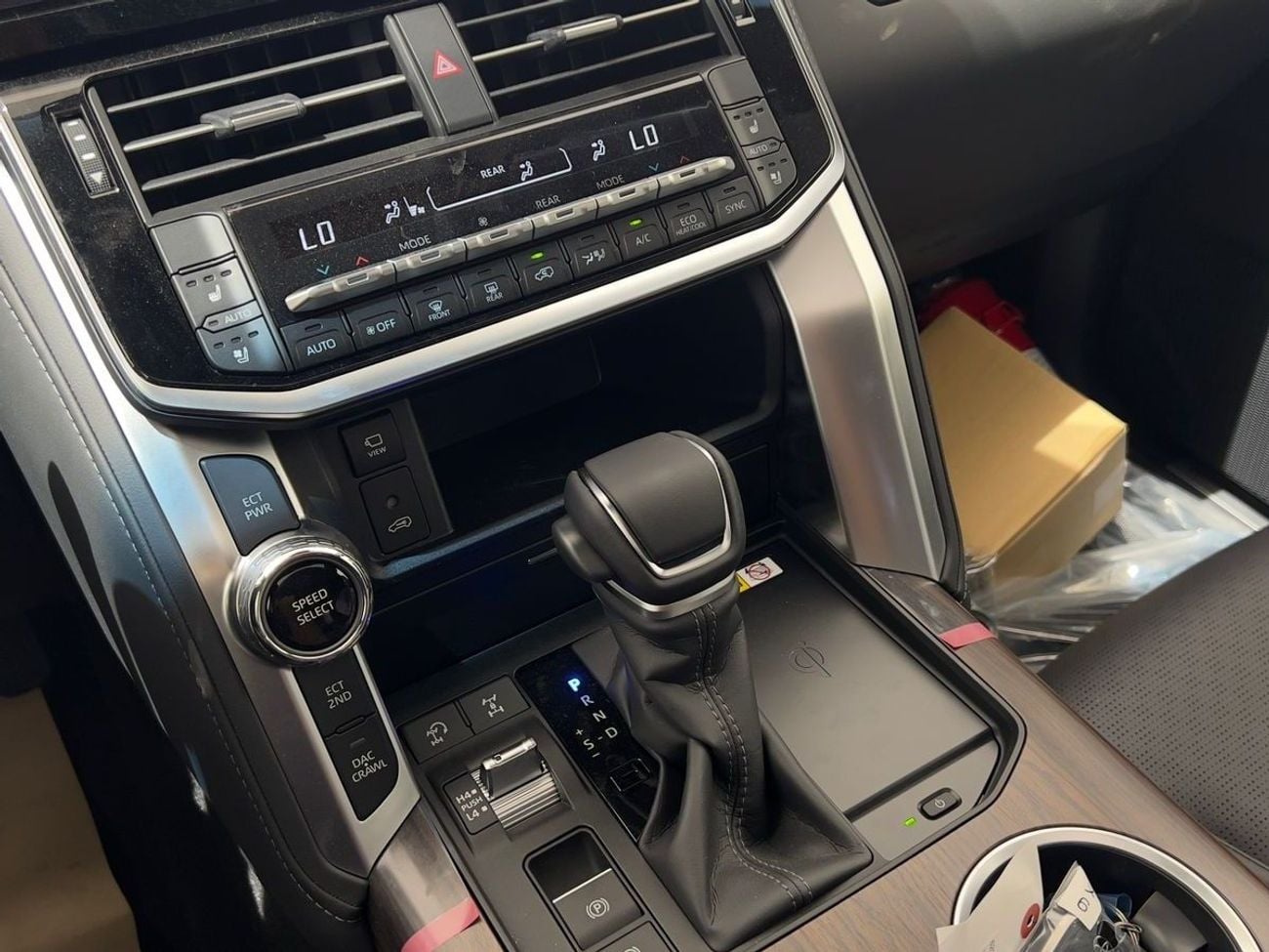 Toyota Land Cruiser TOYOTA LC300 VX 4.0L - Toyota LC300 VX 4.0L (Inside Black) EXPORT ONLY