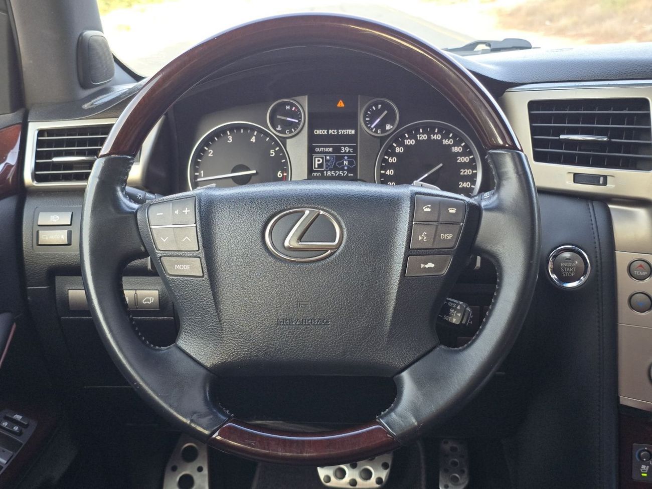 لكزس LX 570 Platinum 5.7L LEXUS LX-570 2014 GCC // FULL OPITION // PERFECT CONDITION