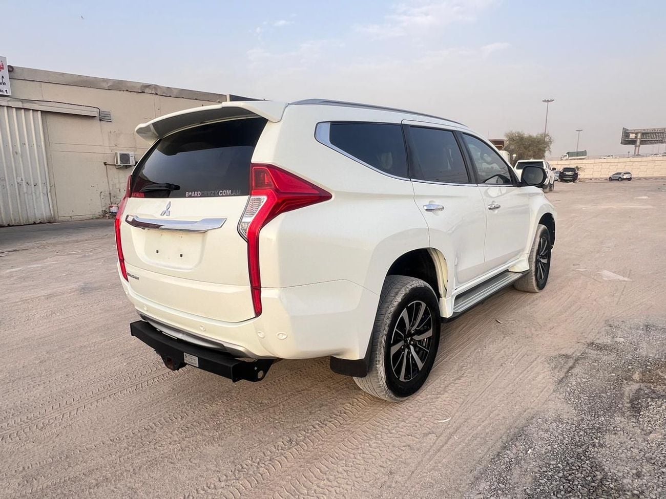 ميتسوبيشي باجيرو GLS MIDLINE diesel 2.4 liter ,right hand drive only for export available ,full options