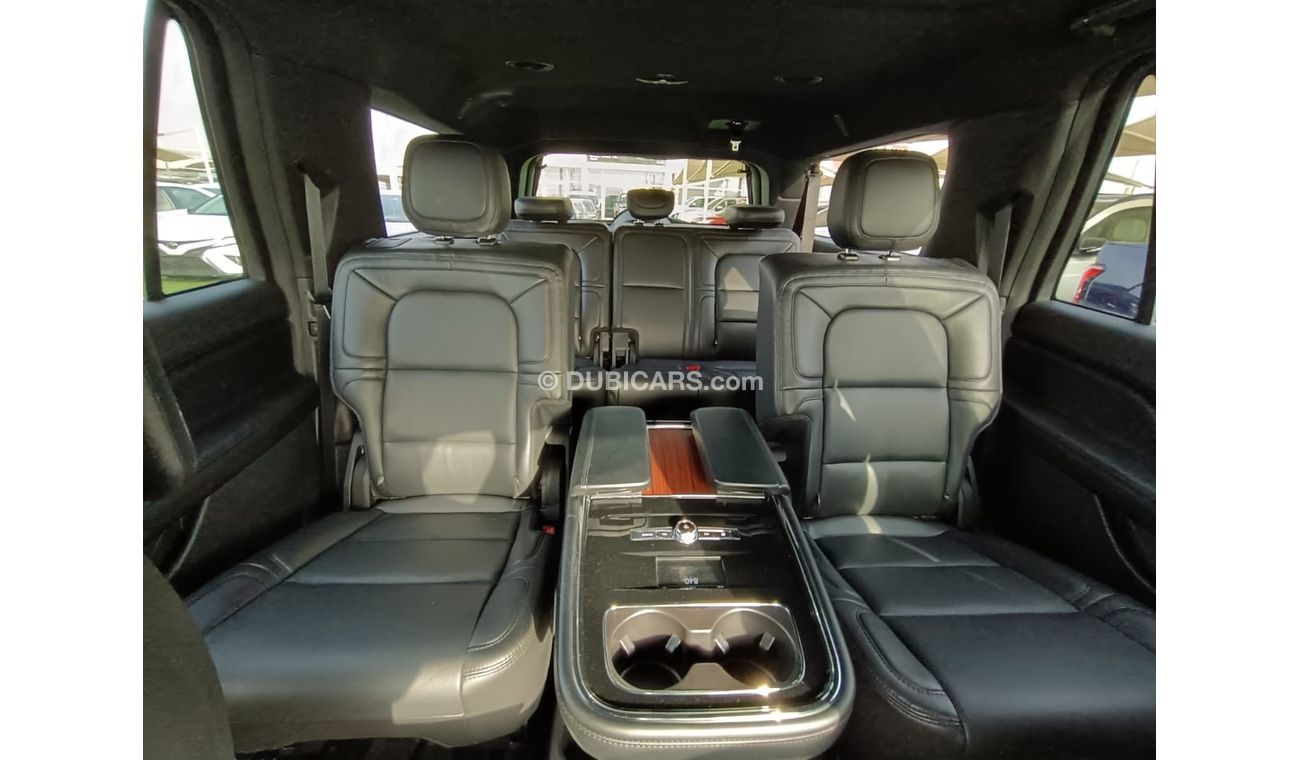 Lincoln Navigator Presidential Car in excellent condition. clean from the inside and outside!