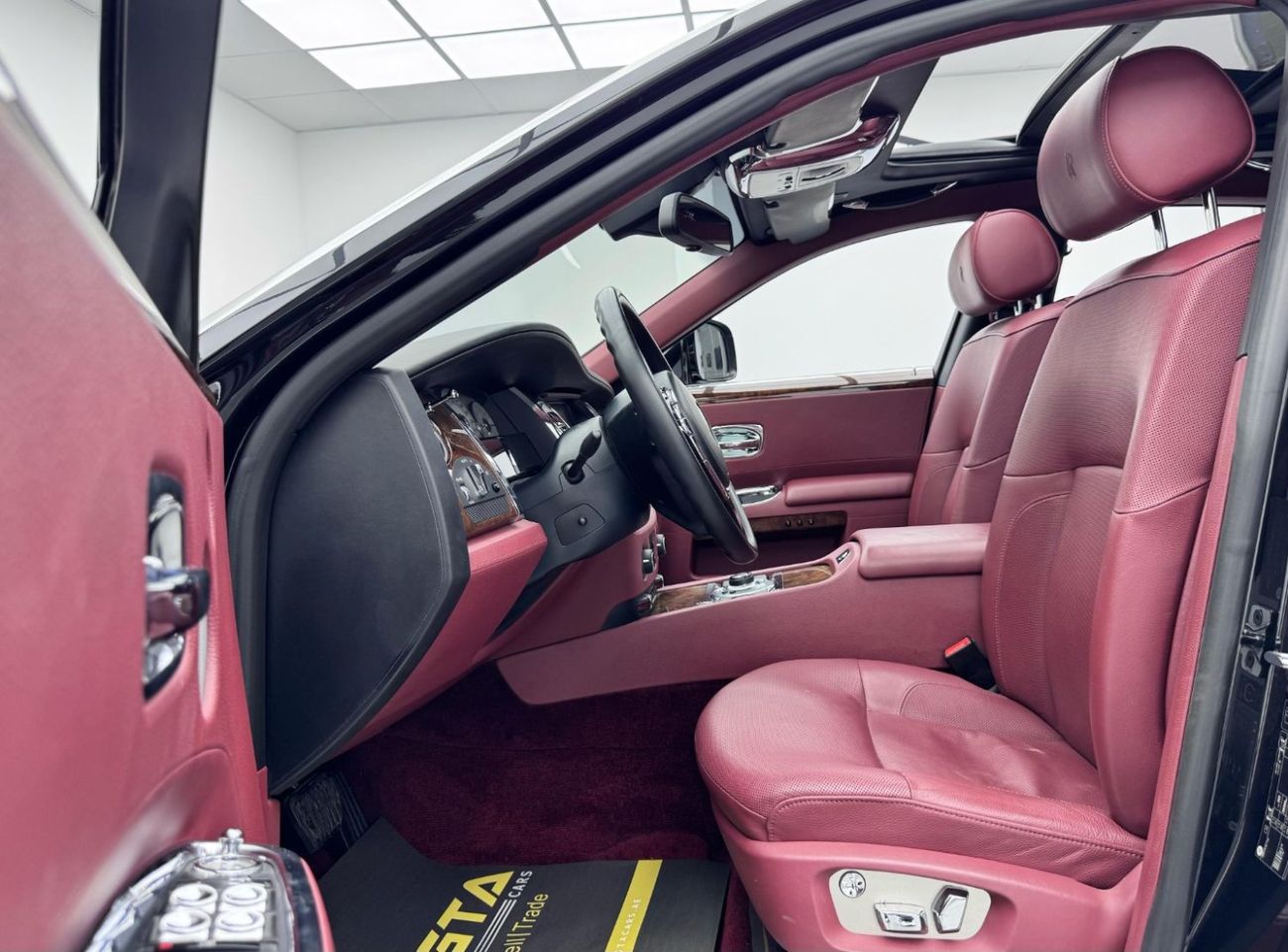 Rolls-Royce Ghost Std 6.6L 2011 Rolls-Royce Ghost, Full Service History, GCC