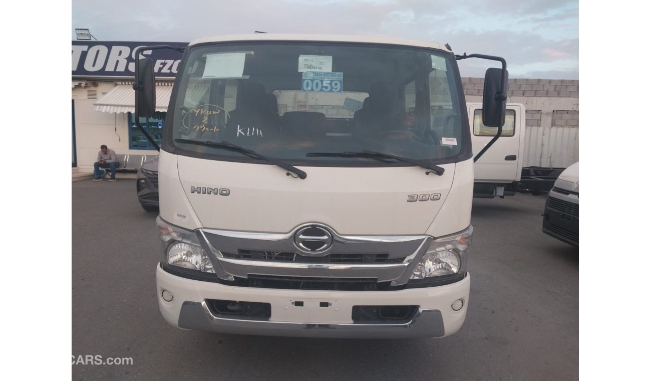 Hino 300 Hino 300 714 2.4 L , diesel , double cabin