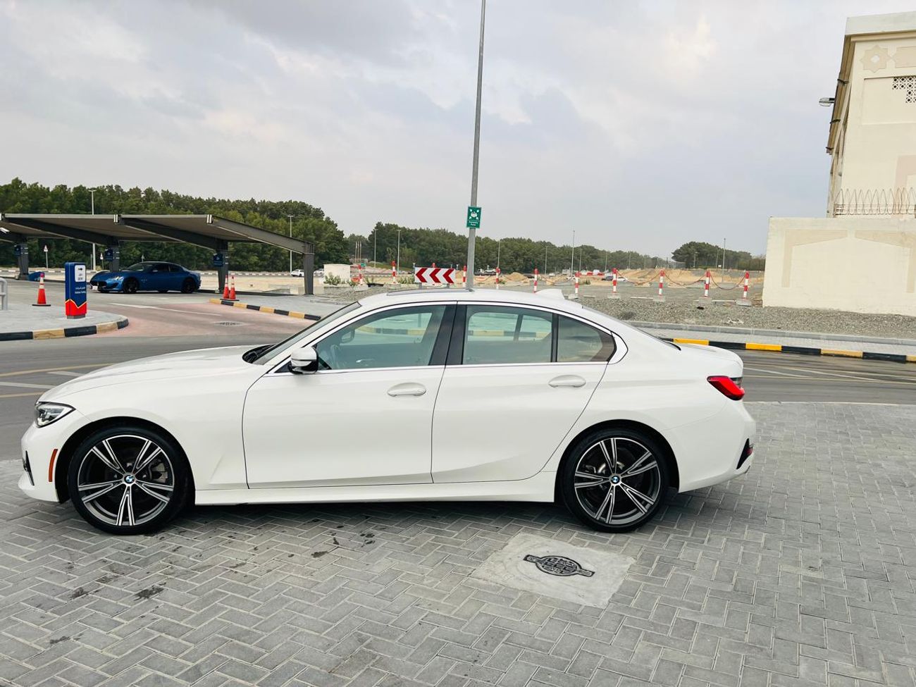 بي أم دبليو 330i Std 2.0L