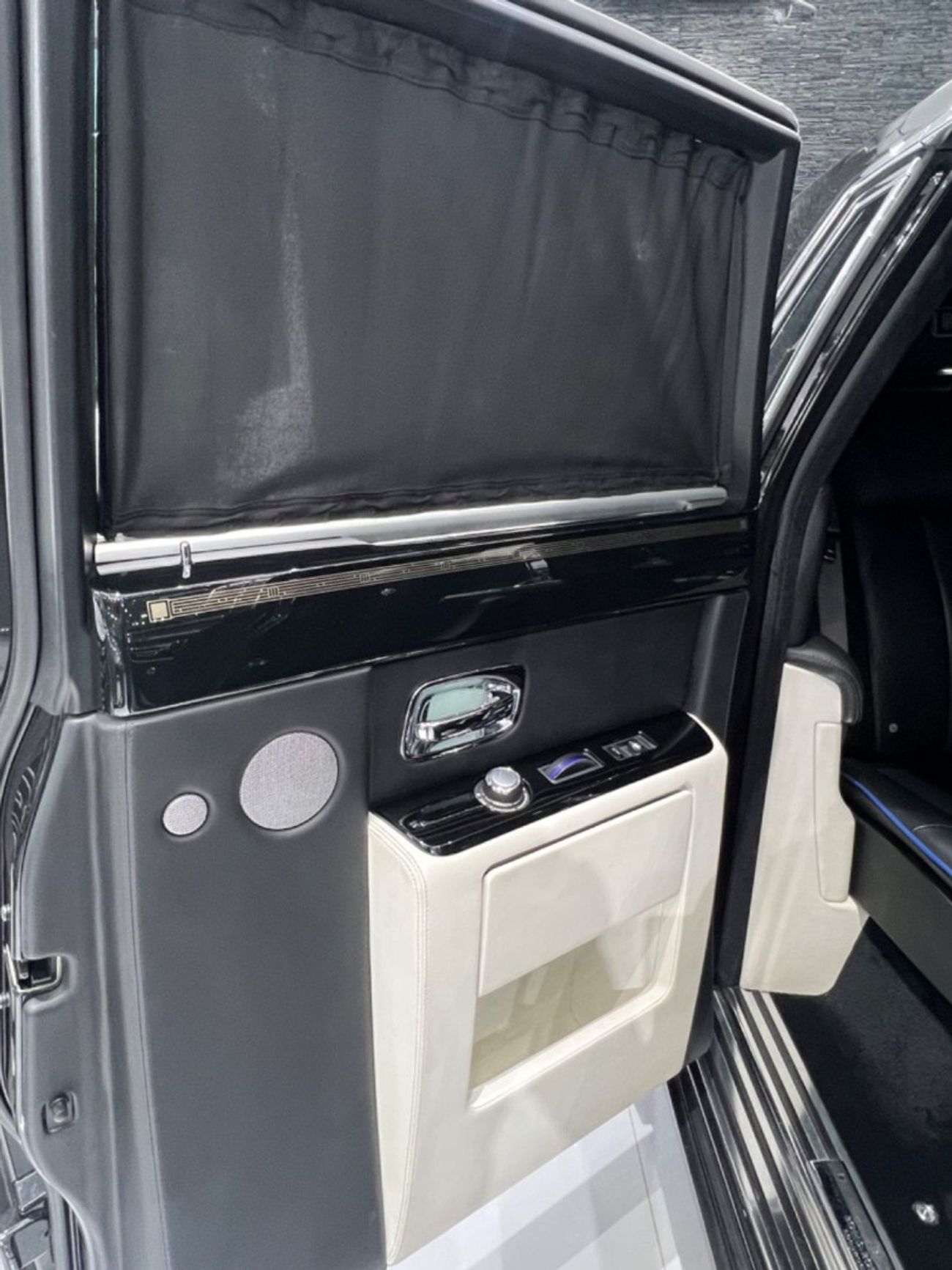 رولز رويس فانتوم Std 6.8L Sedan