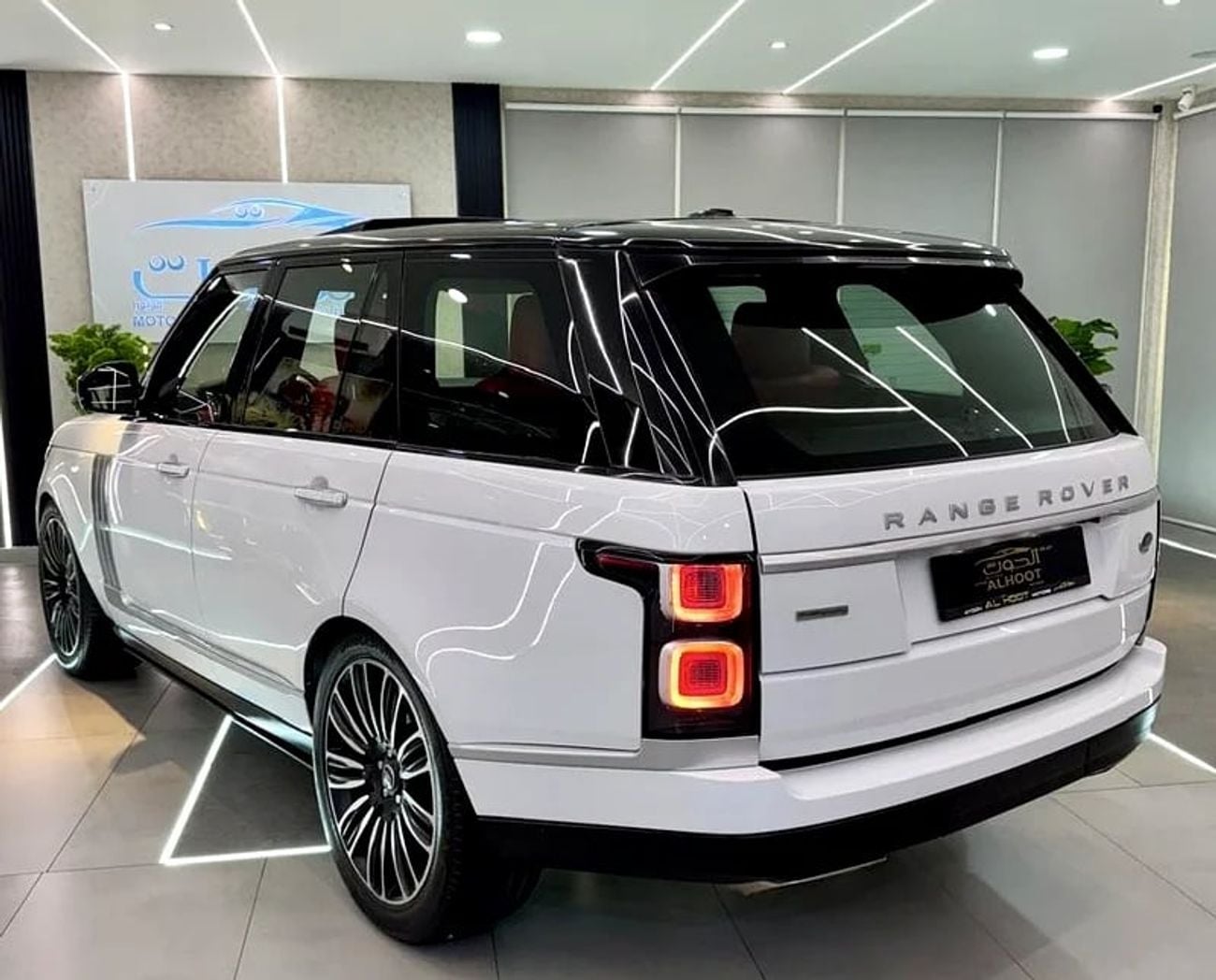Land Rover Range Rover AUTOBIOGRAPHY FACELIFT TO || AUTOBIOGRAPHY KIT RR VOGUE V8 II GCC || TOP RANGE || PANORAMIC ||SCREENS